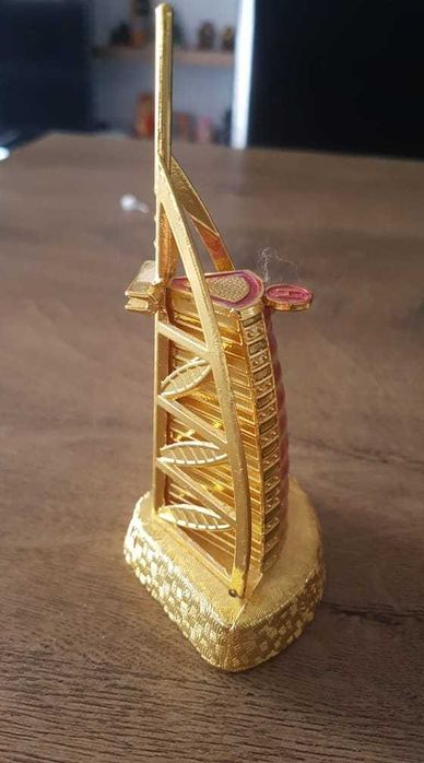 Burj al-Arab din Dubai (rosu-auriu)