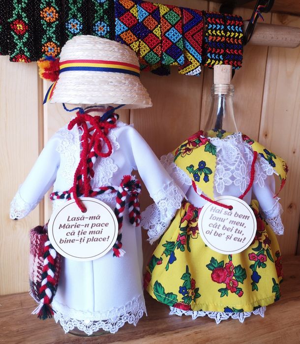 Sticle în straie populare de Maramureș, cuplu băiat și fata.