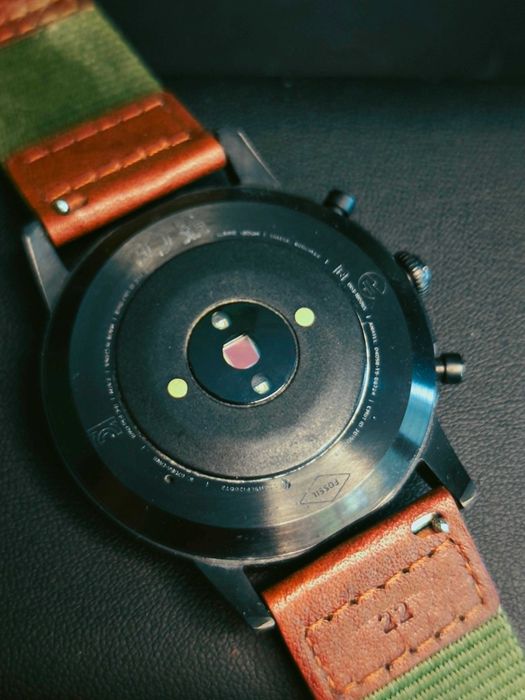 Fossil Collider Hybrid HR FTW7008 - аналогов смарт часовник с e-ink екран, дългъг живот на батерията и множество опции за персонализация