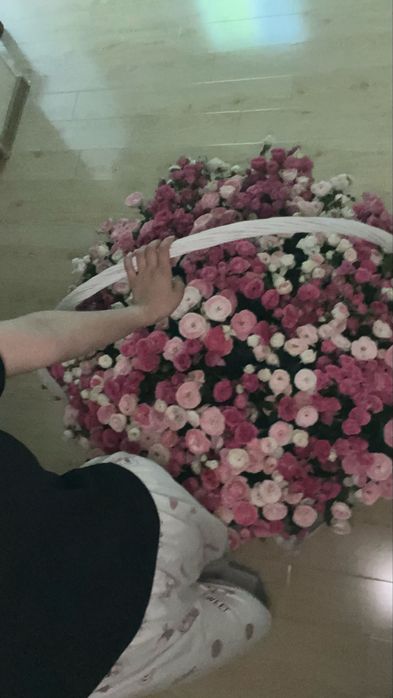 Кустовые розовые в корзине