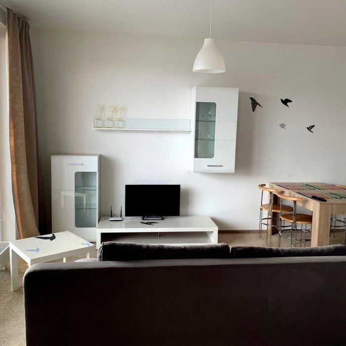 Двустаен апартамент под наем до Форума