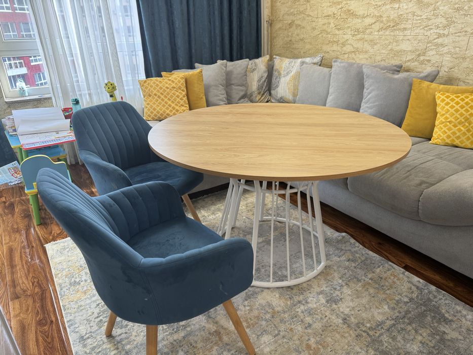 6 броя сини столове с дървени крака