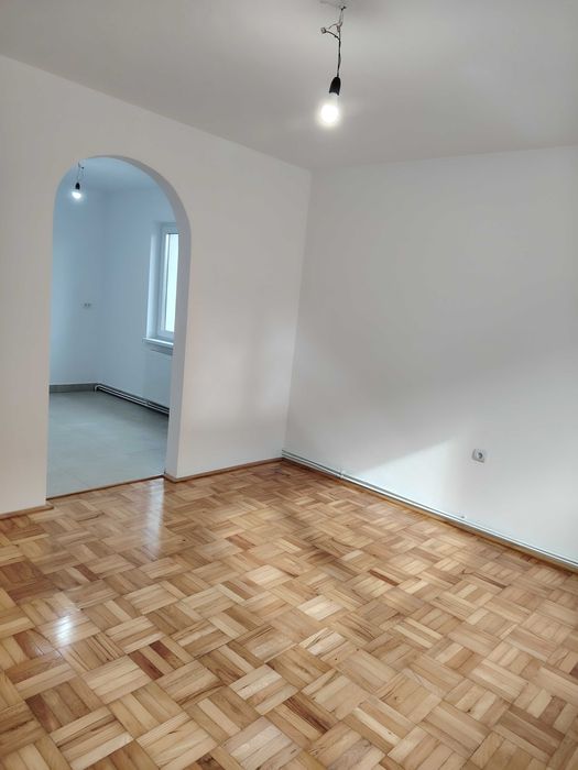 Casa de vânzare în drumul Petrestiului