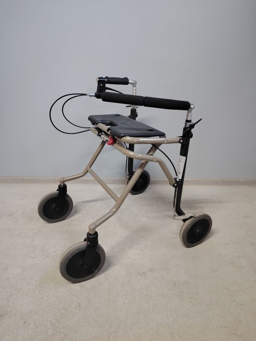 Rolator/Cadru de mers cu roti