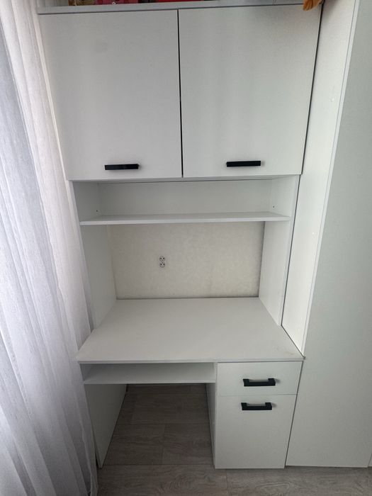 Письменный стол с шкафчиками