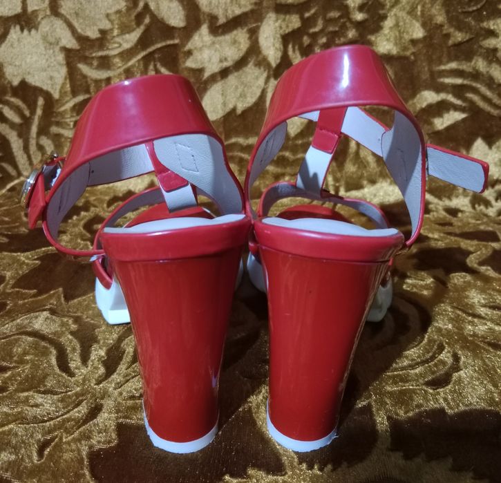 Продам босоножки