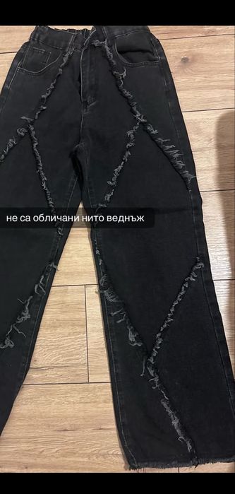 Два чифта дънки,двата са хс. Сините са 5€,черните 8€