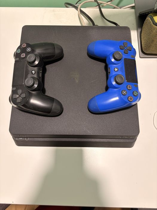 Продавам употребяван ps4 и два контролера и оригинално зарядно за тях.