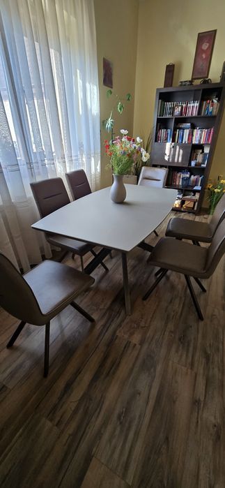 Vând masa extensibila cu feronerie metalica si 6 scaune