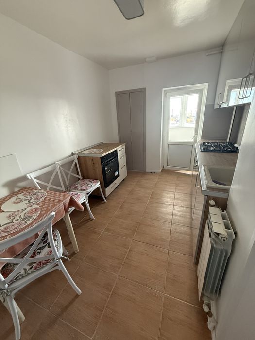 Inchiriez apartament cu 3 camere