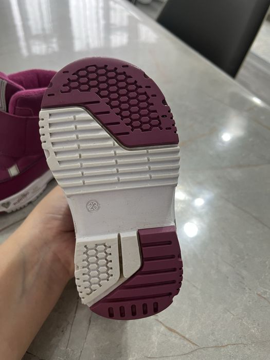 Продам зимнюю обувь на девочку