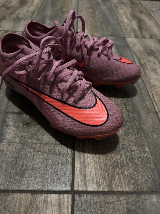 Бутонки Nike mercurial elite sg[метални шипове] използвани само 3мача цена 149.99€!Има резервни шипове и ключ за затягане специално на бутонките!