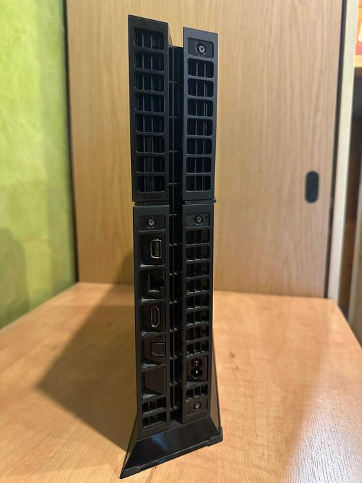 PlayStation 4 (PS4) 500GB + 2 геймпада