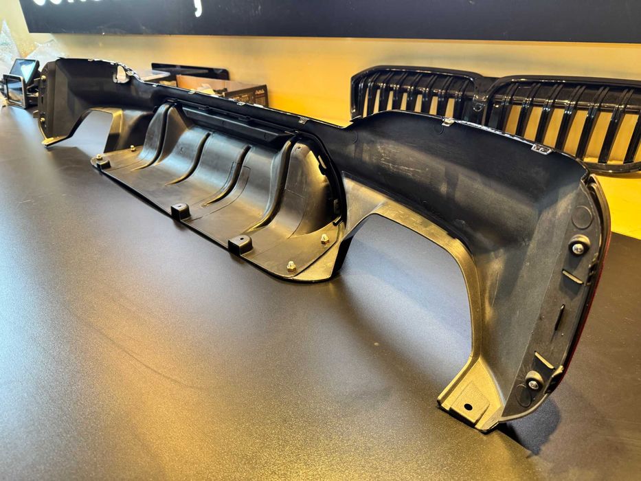 Difuzor Bara Spate - BMW SERIA 5 G30 G31 2017+ M5 Design Negru Lucios