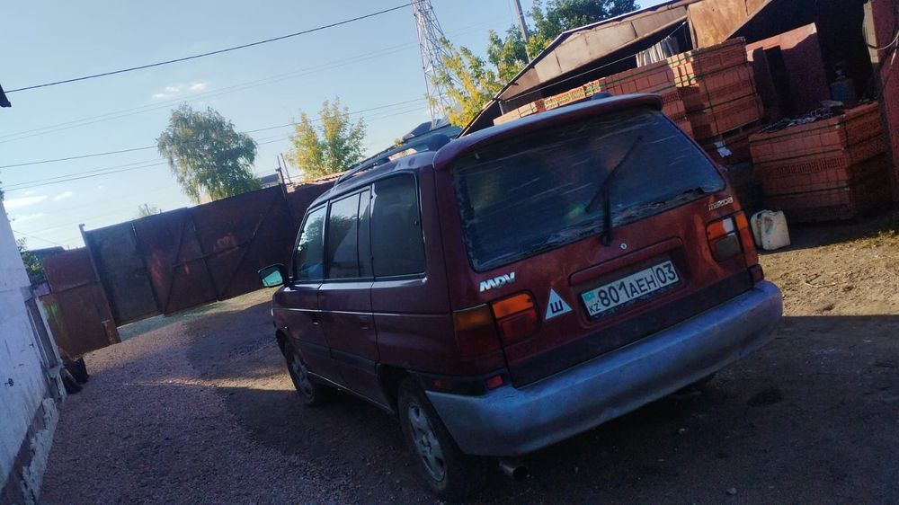 Продам машину Мазда 7 местная
