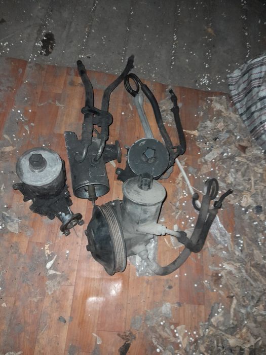 Насос гура Мерседес 190 124