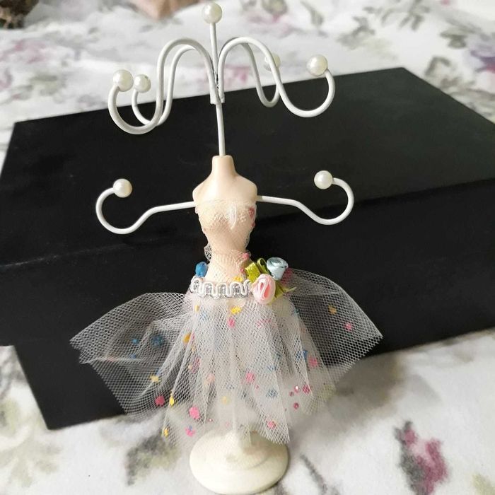 Поставка за бижута