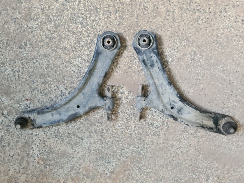 Ляв и десен носач Nissan Qashqai J10