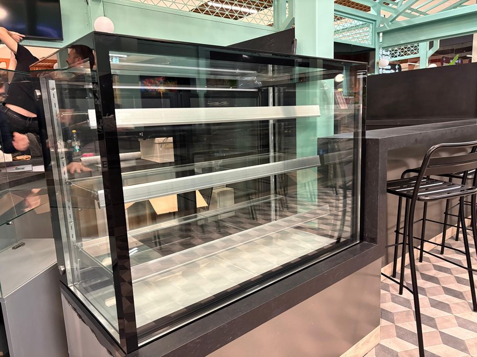 Vitrina cofetarie si masa rece stare impecabila