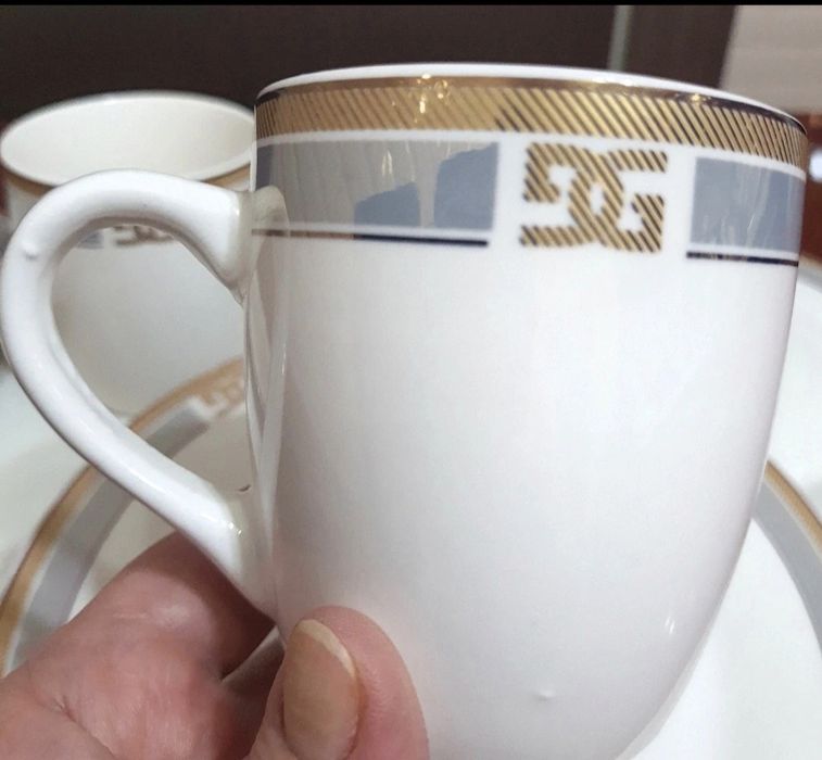 Set patru farfurii si doua cescute