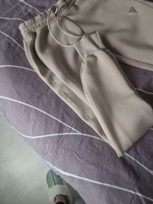 Продавам долнище GUESS