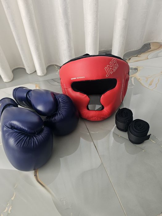 Mănuși și  cască BOX..