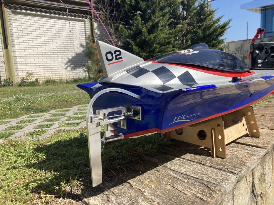 Радиоуправляема бензинова лодка.