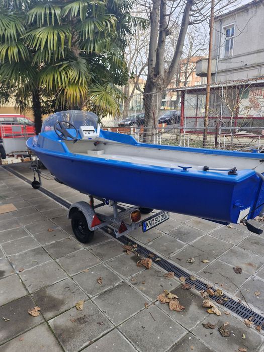 Лодка с колесар за разходка и риболов