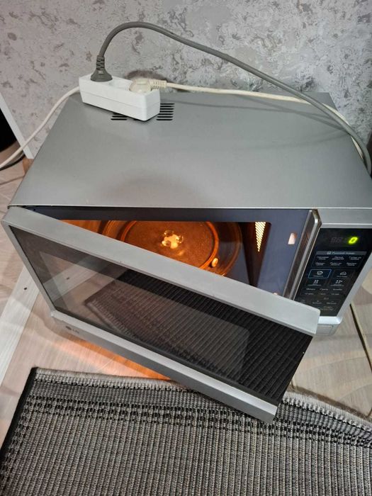 Продам микроволновую печь  LG
