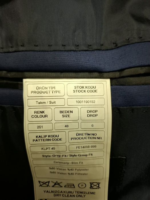 Официален костюм