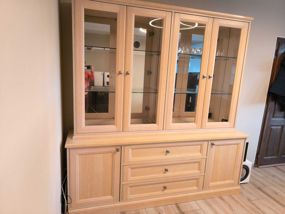 Масивен шкаф с витрина