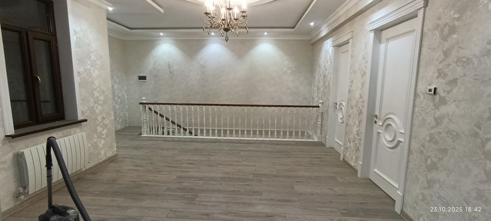 Аркадий клею обои, ремонт квартир.