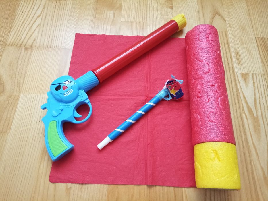 Trei jucarii (pistol,mini trompeta si piston) la pretul de 3 lei.