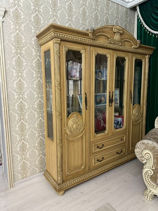 Продается сервант шкаф.