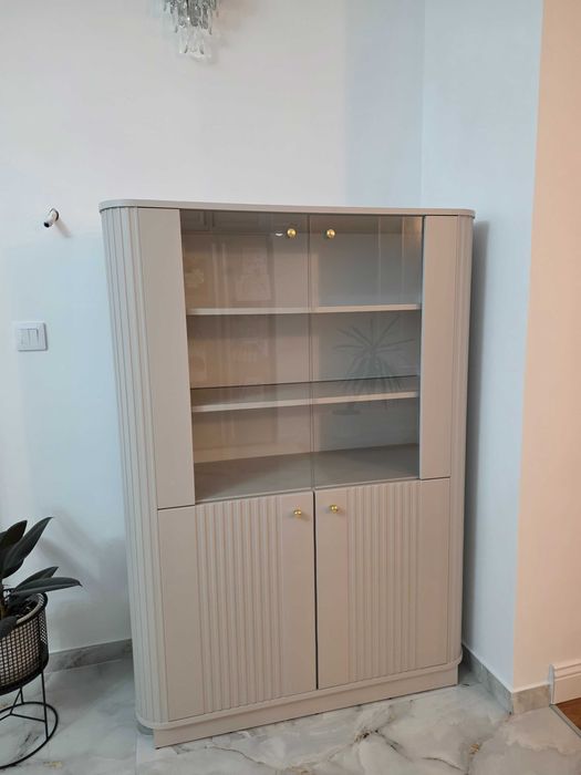 Vitrina cu sticla