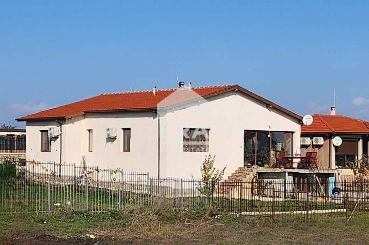 Стилна, нова едноетажна къща близо до морето