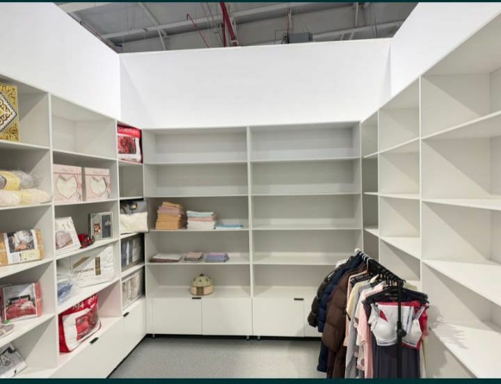 Продаётся 9 шкафов и стол