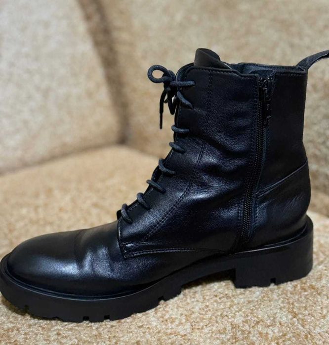 TOSCA BLU STUDIO original, Ghete din piele naturală măr. 38, stare FB