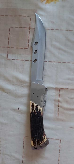Продавам нож с калъф за колана