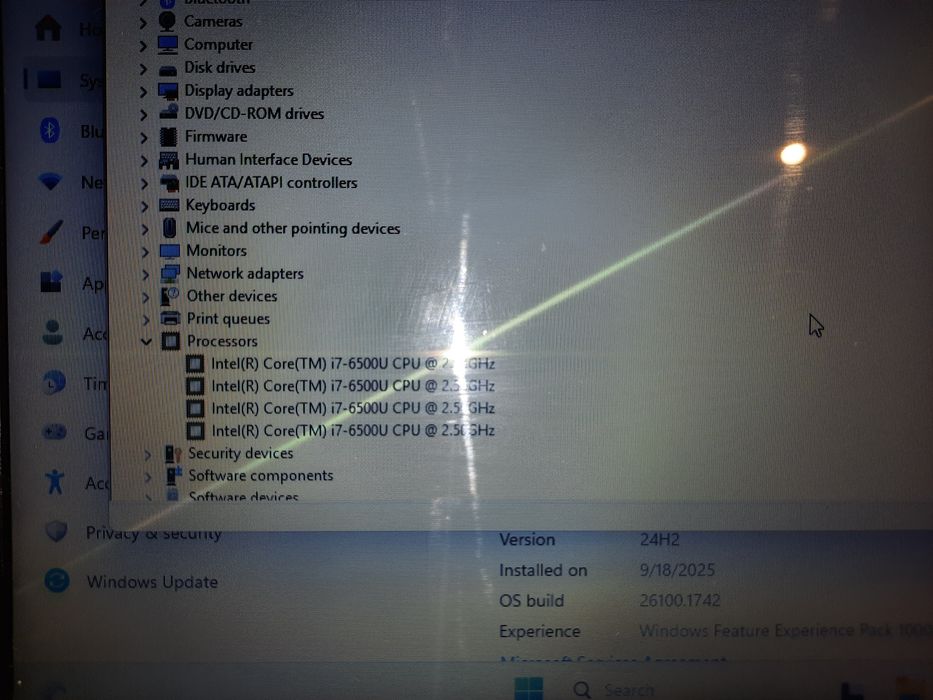Laptop HP cu procesor  i7 6500u,2 plăci video ,model 15-ay008nq