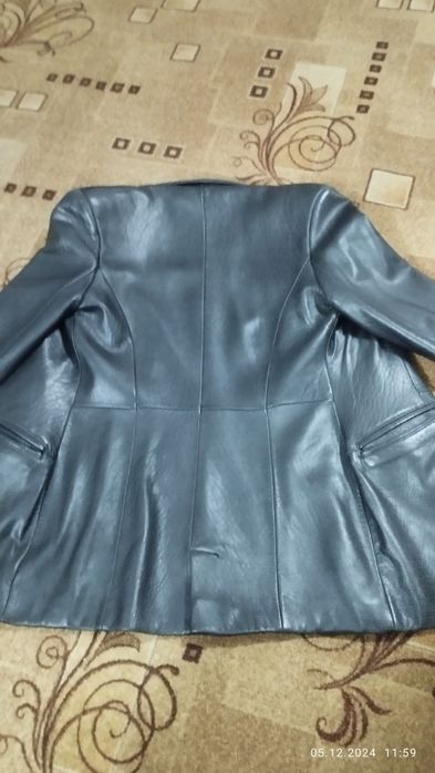 Пиджак кожаный женский.