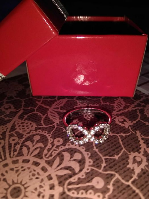 Дамски сребърен пръстен с камъчета в подаръчна кутийка