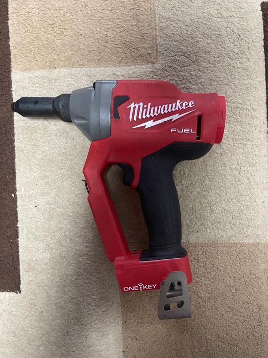 Milwaukee pistol pentru nituit, fierăstrău panglică (fierastrau cu banda), masina de gaurit  la unghi, pistol cu aer cald