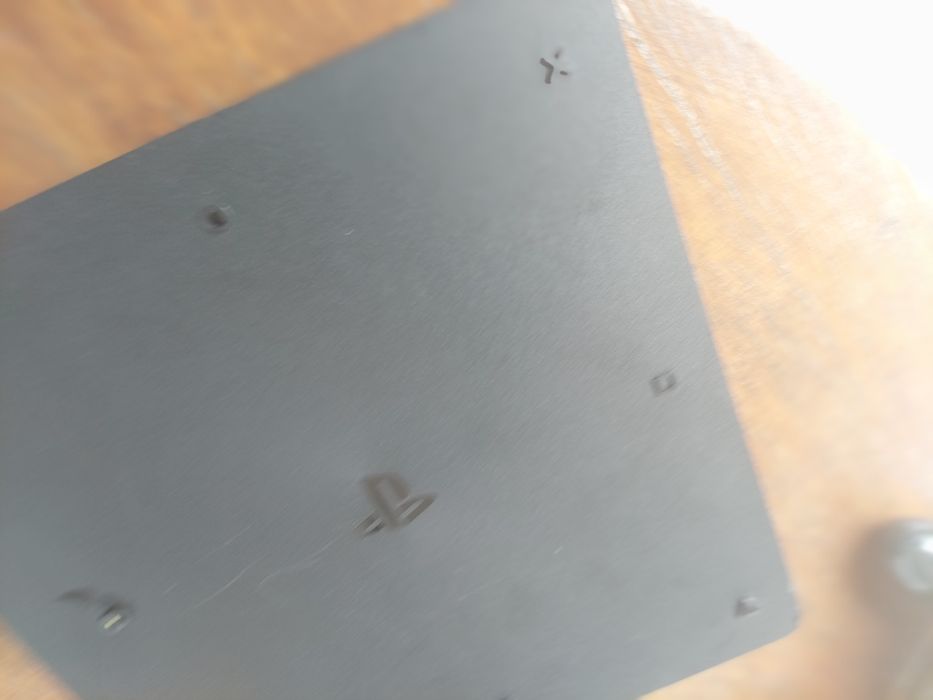 Playstation 4 Slim 1TB, с 1 джойстика и 4 игри