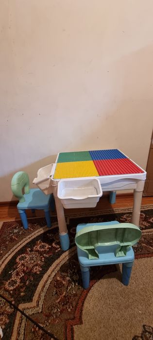 Пласмасовый столик со стульями