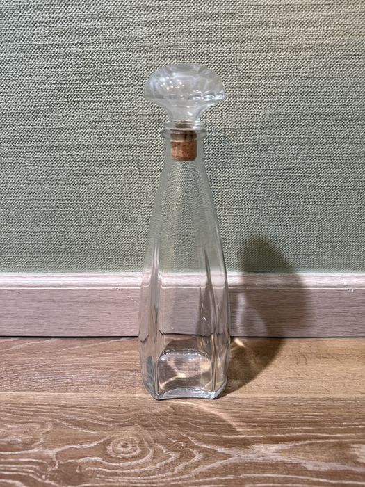 Графин объём 0.5 л. с плотной и герметичной пробкой.