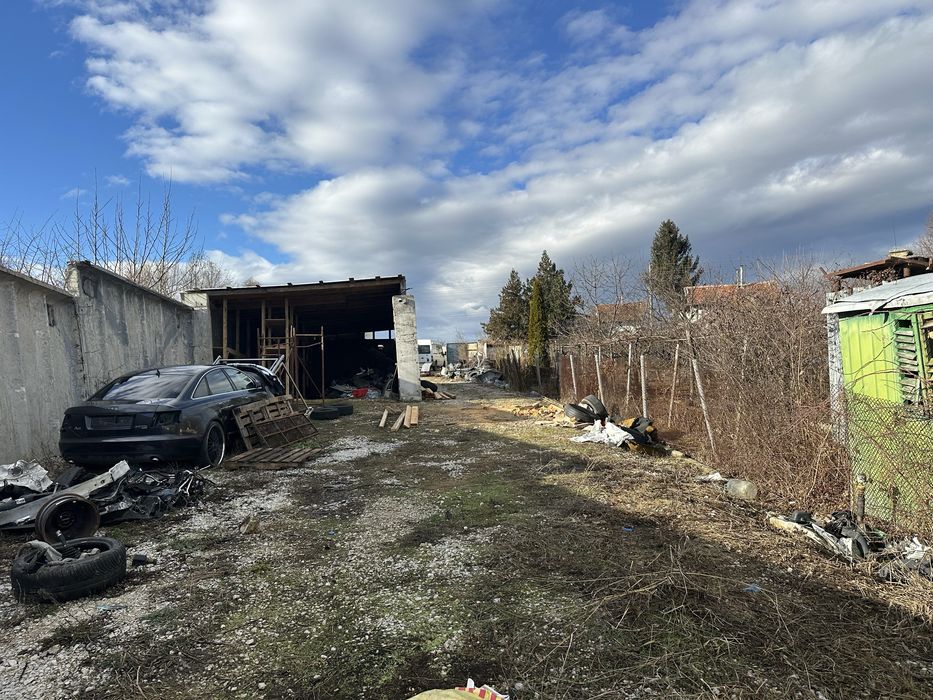 База с две халета по 75 квадрата с масивна ограда и усилени рафтове