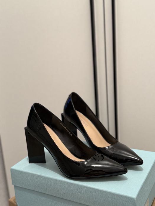 Продам черные лакированные туфли