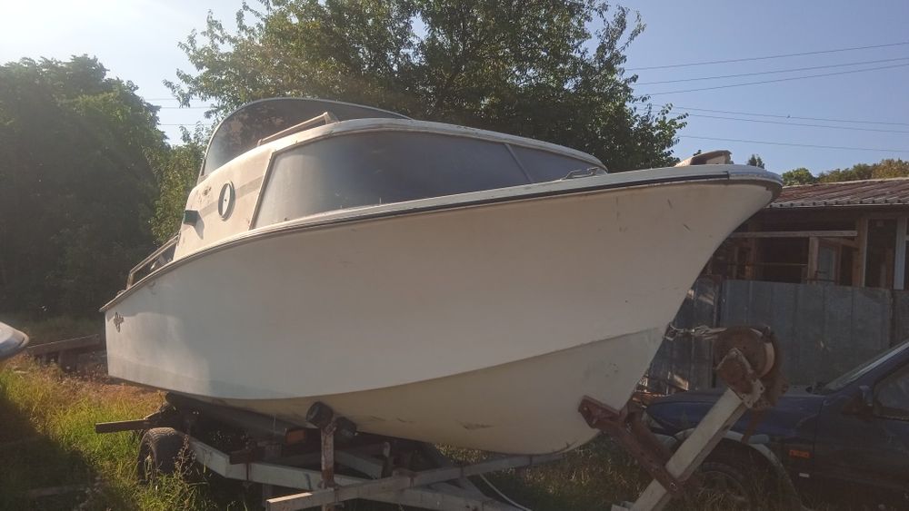 Лодка с малка каюта