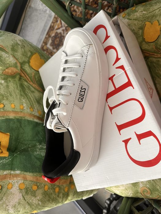 Adidasi Guess noi